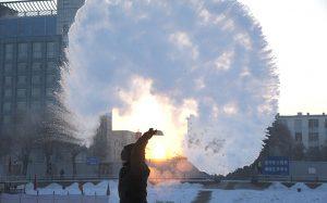 Отопительный сезон зима Китай Харбин холод – замерзшая река / мороз / фестиваль ледяных фигур Харбин